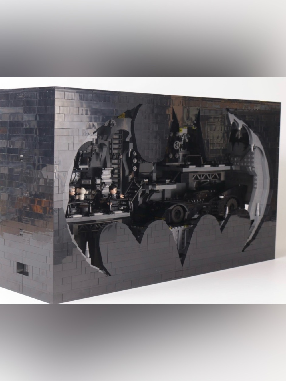 Bat cave shadow box. Lego 76252. Retired set.